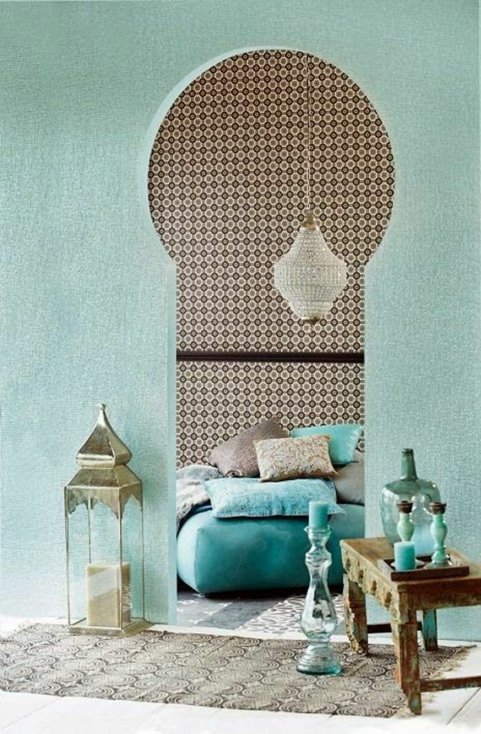 orientaliska hängande lampor i sovrummet sängen med många kuddar inredning i blå grön turkos lampa dekoration