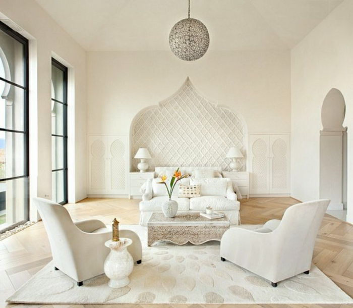 oosterse hangende lampen decoratieve elementen in moderne woonkamer fauteuil muur decor sofa witte ontwerp