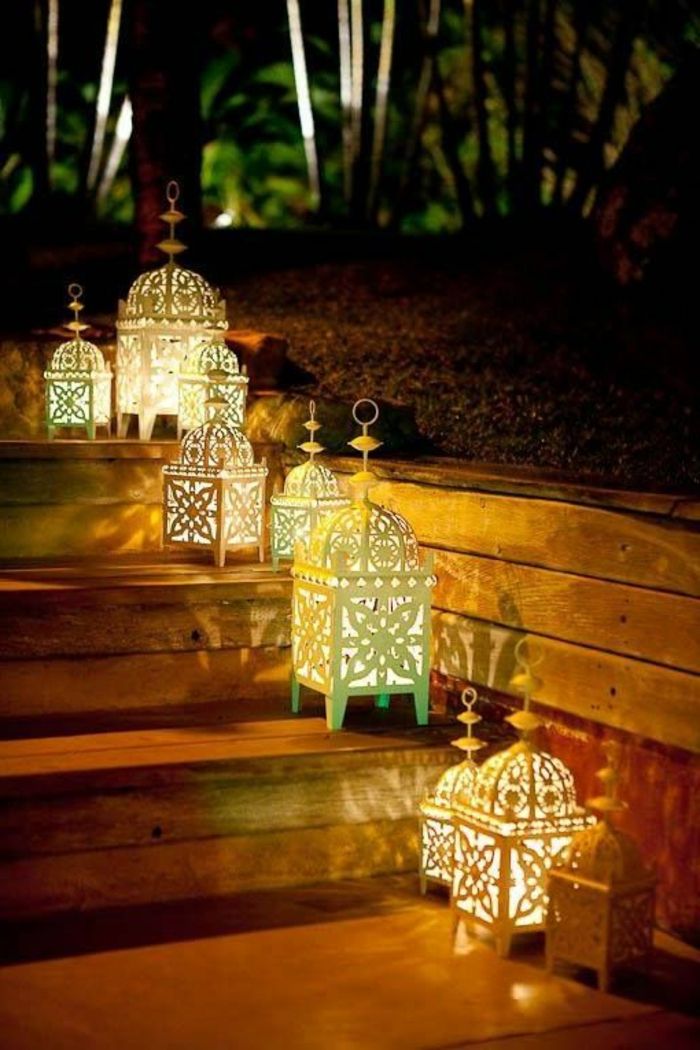 deco oriental molte lanterne lampade sulle scale buio atmosfera oscurità decorazione giardino orient