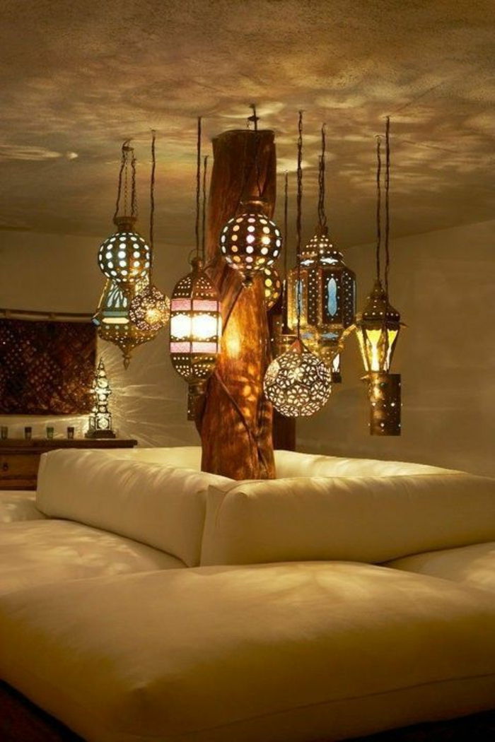 deco oriental många lampor hänger från deche mjuk soffa i vit färg färgglada lampor förlåta romans av rummet