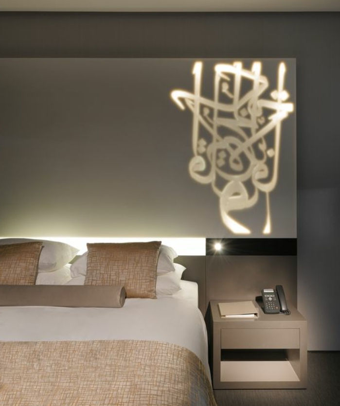 rytietiški baldai, lova su sienų apdailos dekoravimu, freskomis ir apšvietimu, tuo pačiu metu šviečia arabiški užrašai