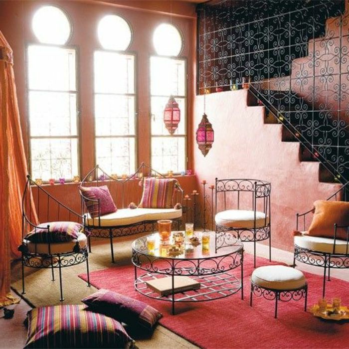 orientaliska möbler säte kudde kasta kudde stort fönster naturligt ljus i rummet trappan gitter blommig motiv