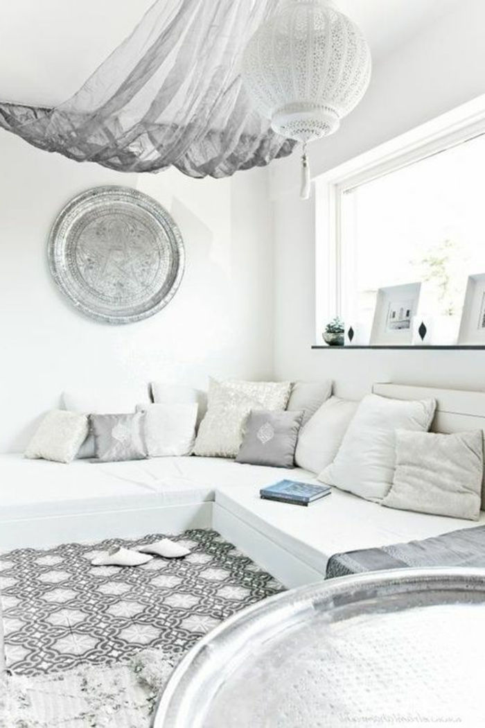 maroške svetilke ideje za orientalski dekor v beli barvi odlično oblikovanje preproge kavč blazine sive barve
