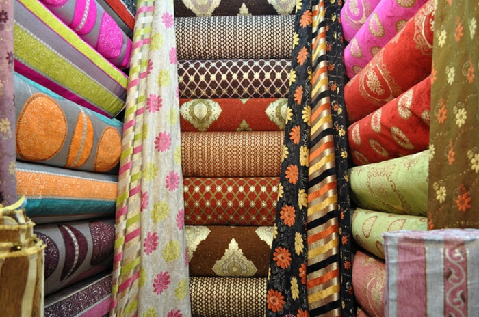 colorate țesături orientale cu imprimări diferite, țesături pentru perdele și mobilier, piețe de țesături marocane