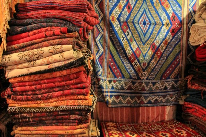 kolorowe marokańskie dywany, orientalne dywaniki w kolorowe wzory