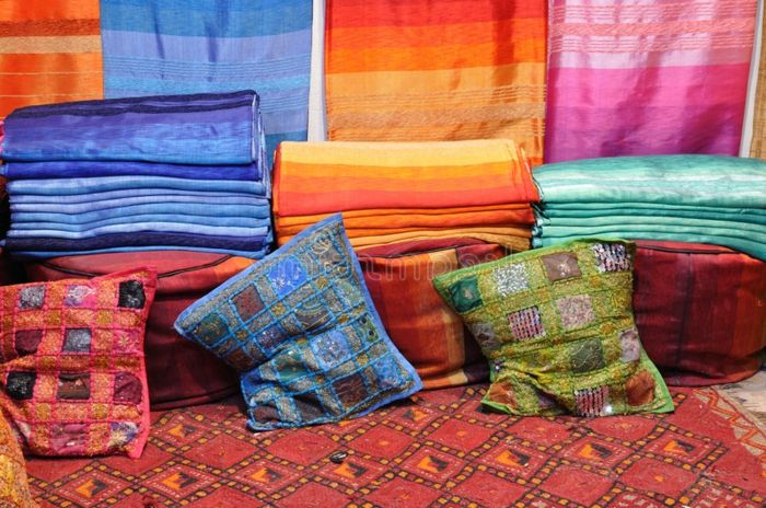 stoffmarkedet i Marokko - stoffer med stripete mønstre, stoffer med rhombic mønstre, puter med kontrollert mønster