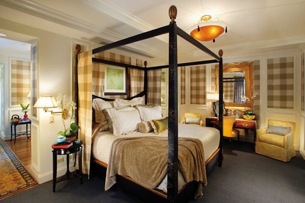 stor säng med träkolonner för en modern design från det asiatiska sovrummet