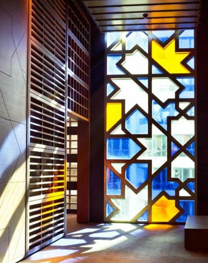 orientalske tkanine dekorativni delilnik prostora iz lesa in stekla barvito steklo rumene modre bele dekorativne ideje