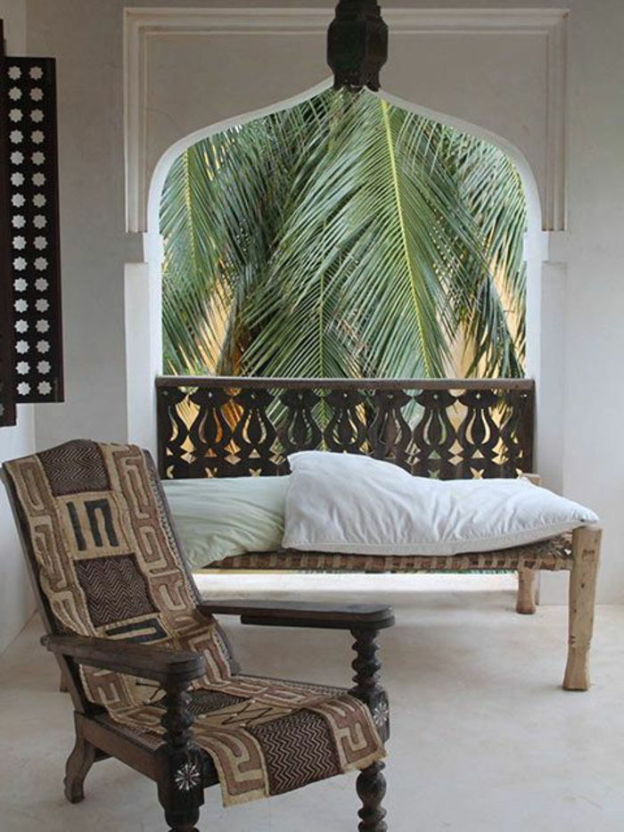 rytietiški baldai sodo verandai, dekoruojantys fotelį rudos spalvos sfa su minkštu palmių danga
