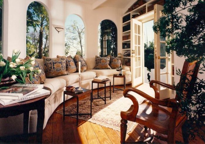 idee di decorazione orientale tutto possibile nella stanza mobili in legno fiori bianchi grandi cuscini apertura finestre