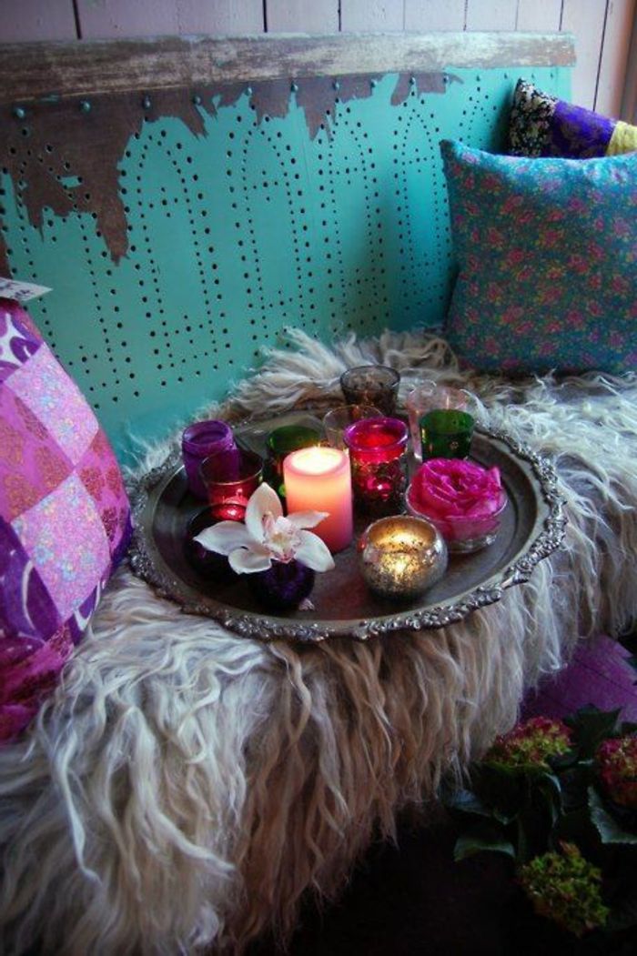 oosterse meubels deken zacht beige kleur turquoise kleurrijke kussen paars roze cyclamen kaars ochrid lade