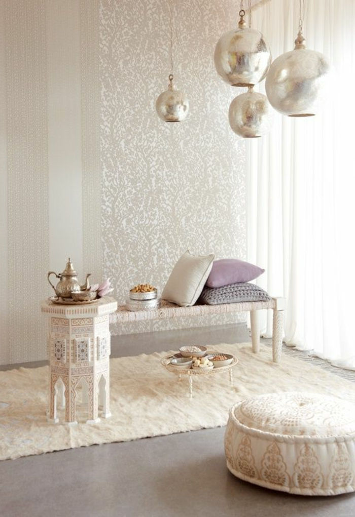 orientaliska levande dekorationer soffbord kaffepott sits kuddar hängande lampor kasta kudde tapeter