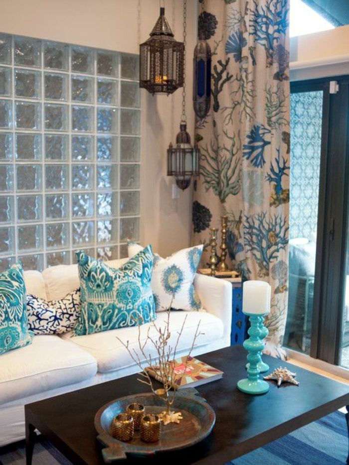 idee di design orientale mobili divano bianco cuscino di tiro in bianco blu e tende drappeggi verdi appese