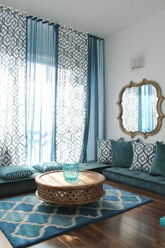 orientalski dekor ideje za domače ogledalo visi na steni okrogla miza vaze mize dekoracijo barvite zavese