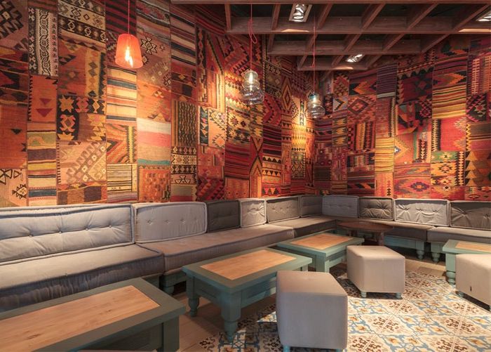 orientaliska möbler väggdekor väggmurar färgglada dekorationer för väggar bordstolar soffa inredning