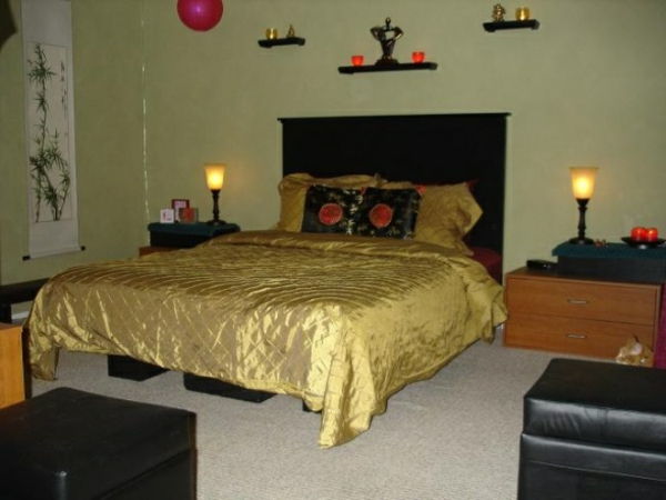 säng med gyllene täcken för en intressant design av orientaliskt sovrum