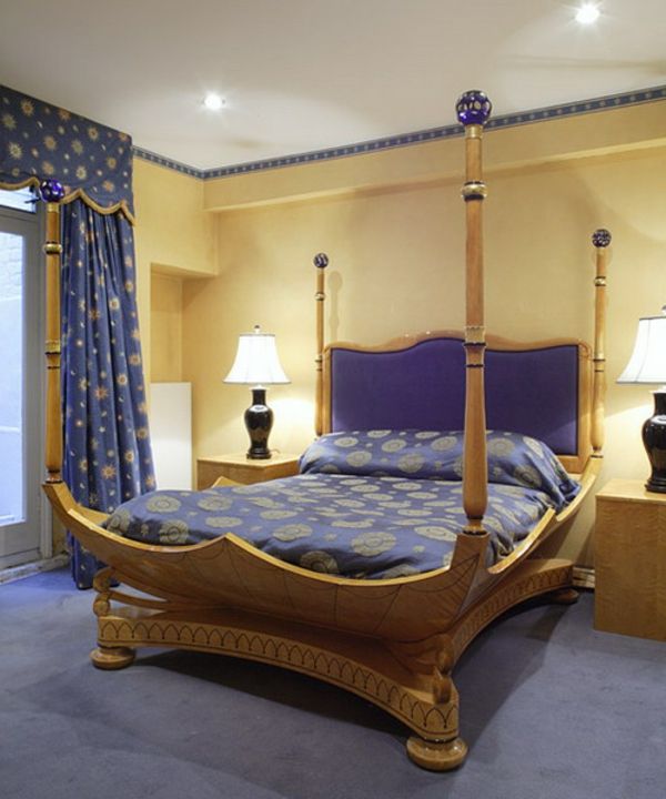 Extravagant sängdesign med träpelare för en vacker sovrumsmodell i orientalisk stil