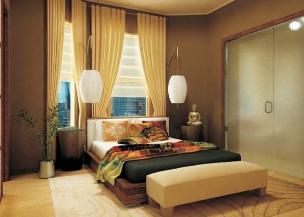 ljusa gardiner och färgstarka sängkläder och kasta kuddar i sovrummet med ockra som huvudfärg