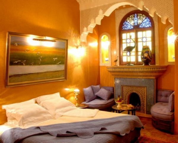 lyxig spis och apelsinfärger i det eleganta orientaliska sovrummet