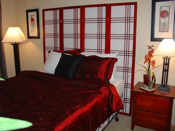 intersectează linii în dormitor cu stil oriental - roșu și alb