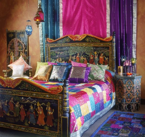 pat cu multe perne de aruncare și design de perete în culoarea ciclamenului - dormitor oriental înființat