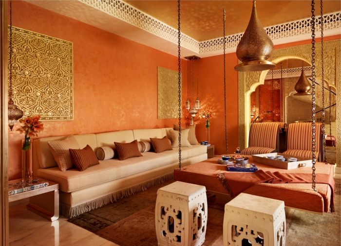 maroške svetilke zlati zidovi dekoracije belo dekoracije lustres postelja kavč blazina deco eleganten