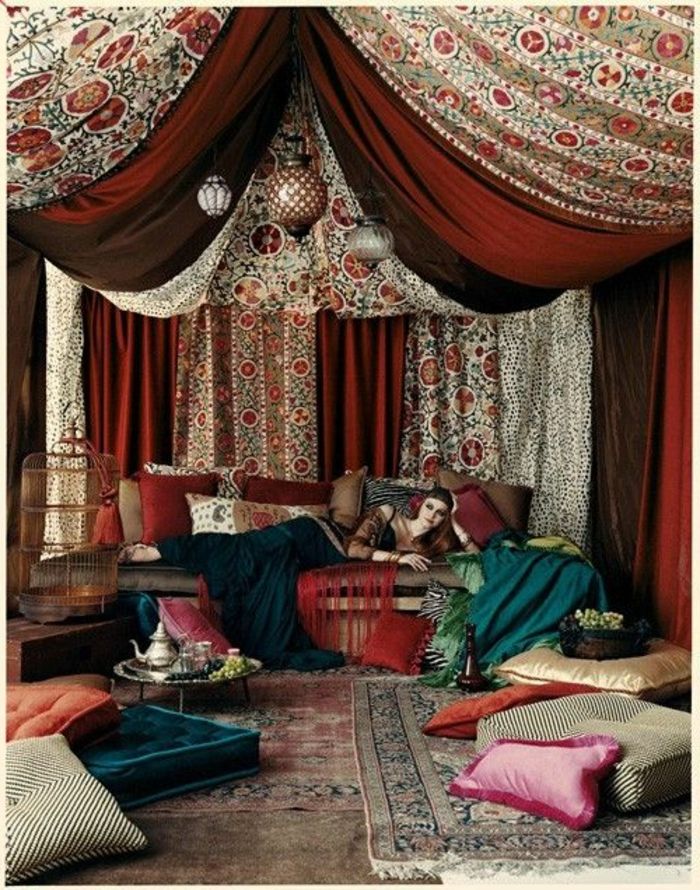 orientaliskt rum exotiskt i ditt eget hem lägga dekorationer äktheten kvinna ligger på soffan