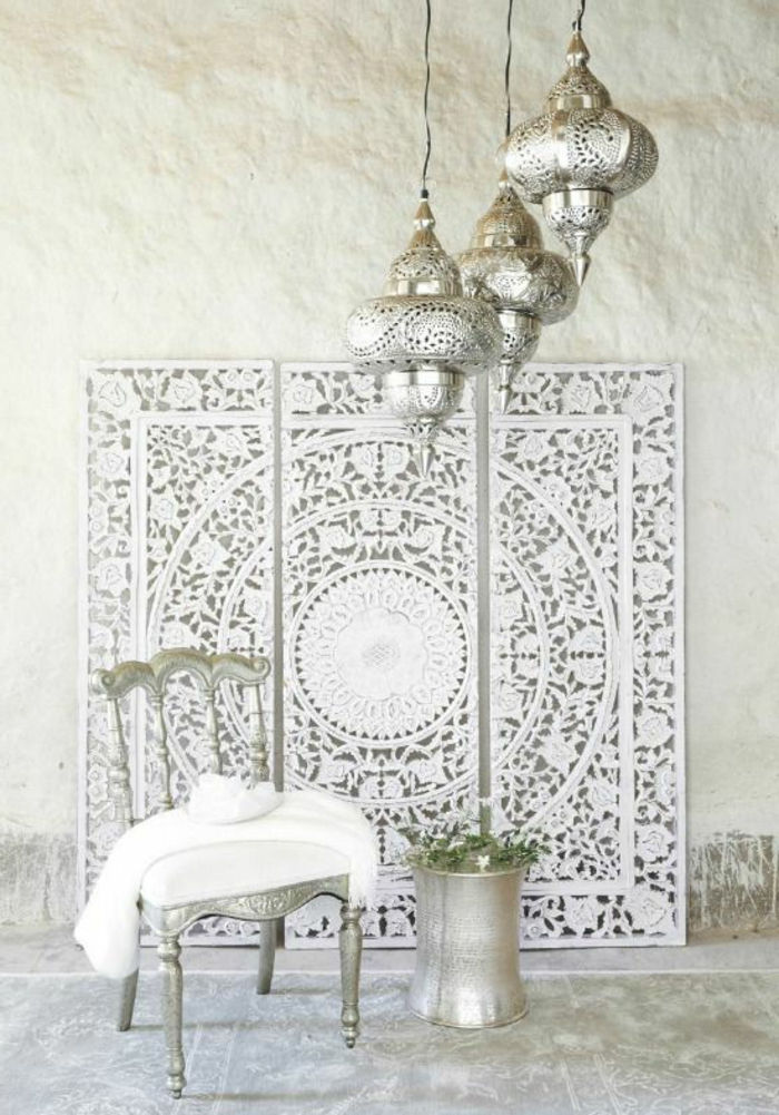 rytietiškos dekoravimo idėjos baltos ir sidabrinės mandalos sienų dekoro puošmenimis, maroko žibintų dizainas