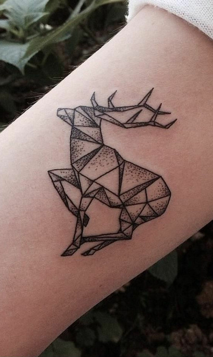 un daino origami con lunghe corna - idea per un grande tatuaggio origami a portata di mano