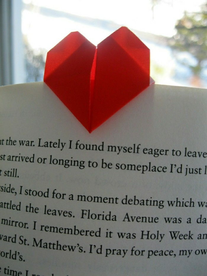 origami-hjerte-i-rød-farge-bokmerker-modell