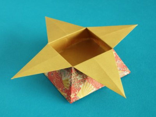 origami-box-galben-culoare - fundal albastru
