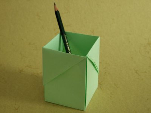 origami-box-green-color - un creion în el