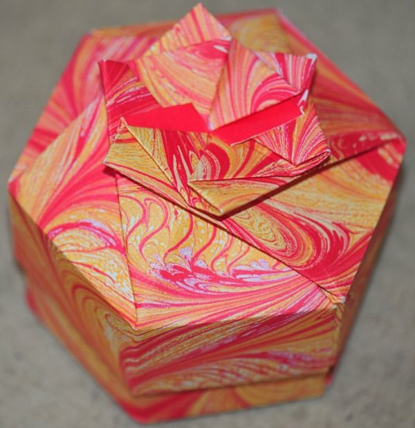 origami kutusu pembe modeli - yukarıdan çekilen fotoğraf