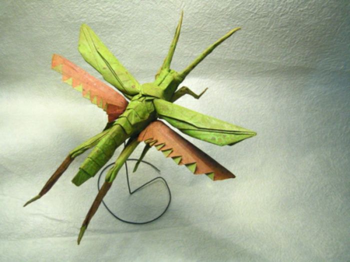 origami-dyr-en-insekt-in-grønn-og-oransje