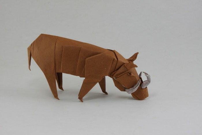 origami-animals-a-keiler - pilkas fonas