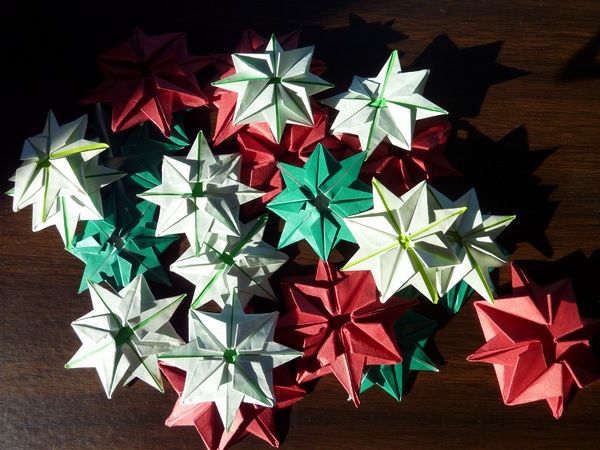 origami-till-jul-färgglada-blommor - foto tagen ovanifrån