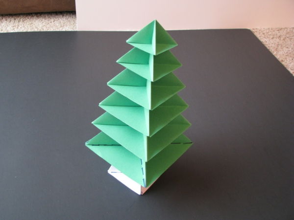 origami-to-christmas-a-fir-tree-på gråbordet