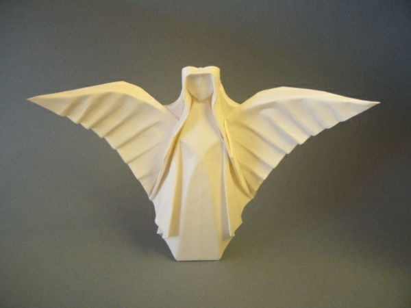 origami-till-jul-ängel-från-papper - bakgrund i grå färg