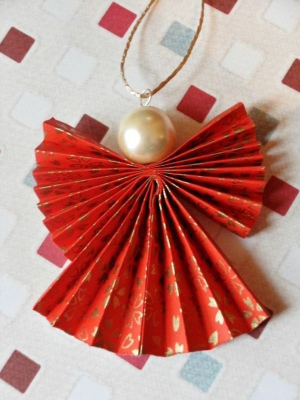 origami-till-jul-ängel-figur-i-röd - foto tagen ovanifrån