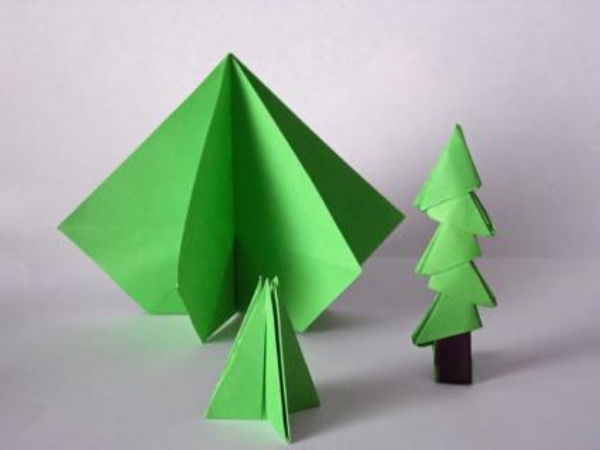 origami-till-jul-grön-gran-träd - bakgrund i grå färg