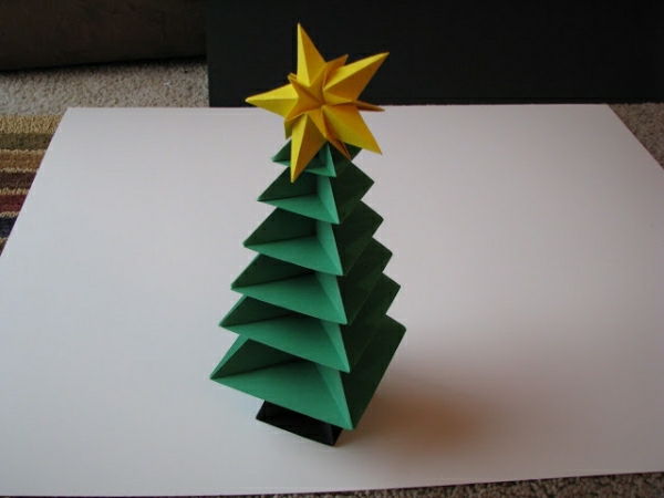 origami-till-jul-grön-gran-träd-med-en-stjärna-grön och vacker