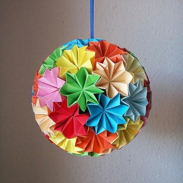 origami-till-jul-stor-färgrik-klot - många färgglada färger