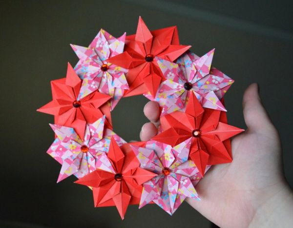 origami-till-jul-krans-från-blommor - i hand - foto tagen ovanifrån