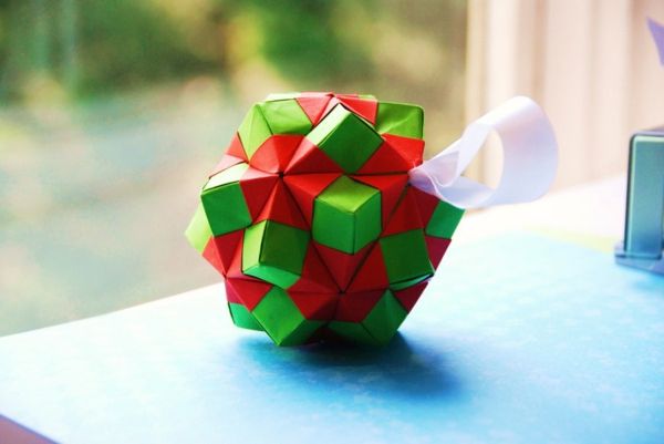 origami-till-jul-röd-och-grön-framför ett fönster