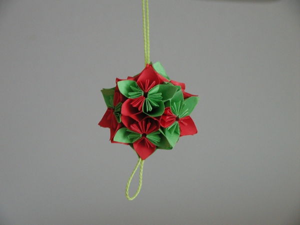 origami-till-jul-röd-och-grön-färg - bakgrund i grå färg