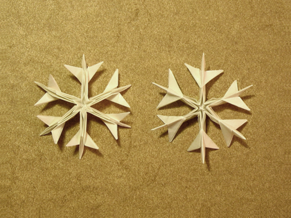 origami-till-jul-snöflingor-av-papper - beige bakgrund