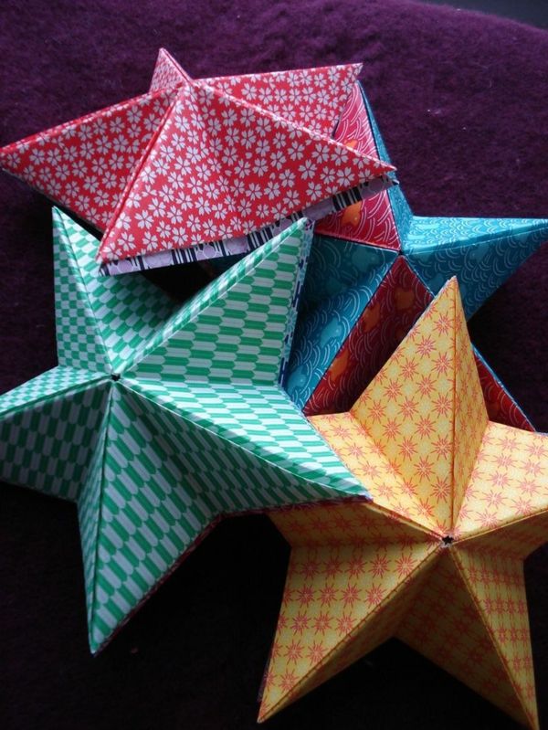origami-till-jul-stjärnor-i-färgglada färger - foto taget ovanifrån