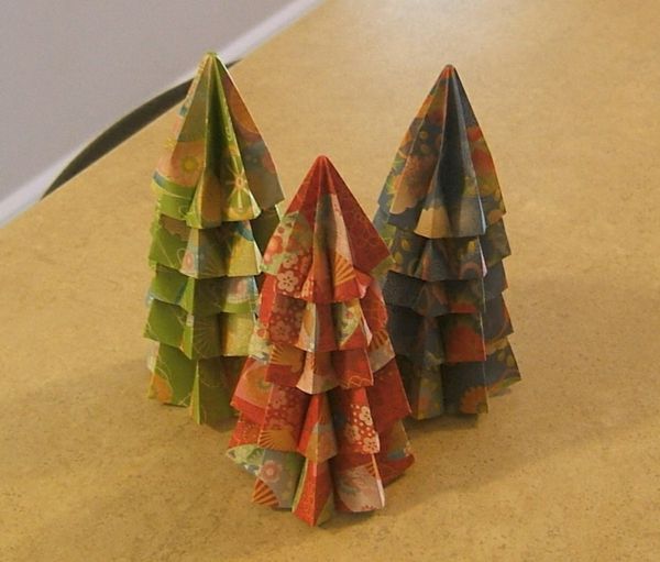 origami-till-jul-gran-träd - på beige bordet