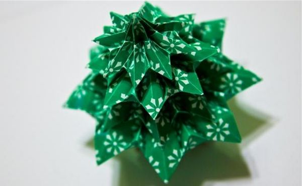 origami-till-jul-gran-tree-in-green - foto tagen ovanifrån