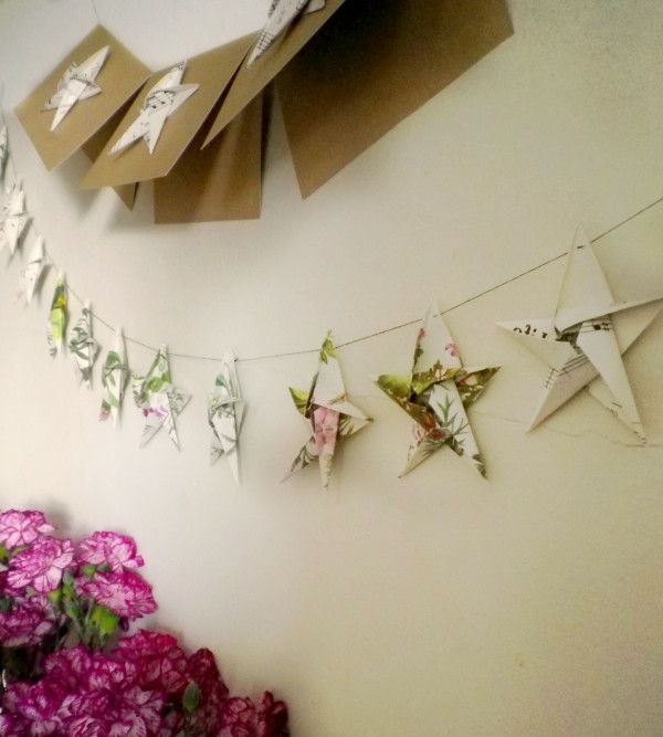 origami-to-xmas-många-söta stjärnor - på den vita väggen